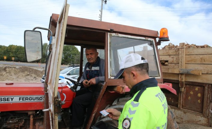 Tokat-Sivas kara yolunda pancar taşıyan traktörler denetlendi