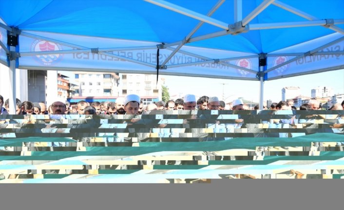 Trabzon'da vefat eden lise müdürünün cenaze namazını hafız oğlu kıldırdı