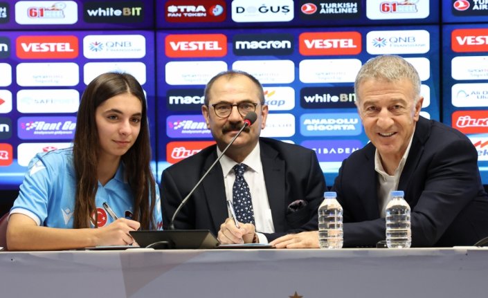 Trabzonspor Kadın Futbol Takımı'nda 13 yeni oyuncu için imza töreni düzenlendi