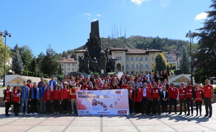 Türk Kızılay üyeleri, sağlıklı yaşama dikkati çekmek için yürüdü