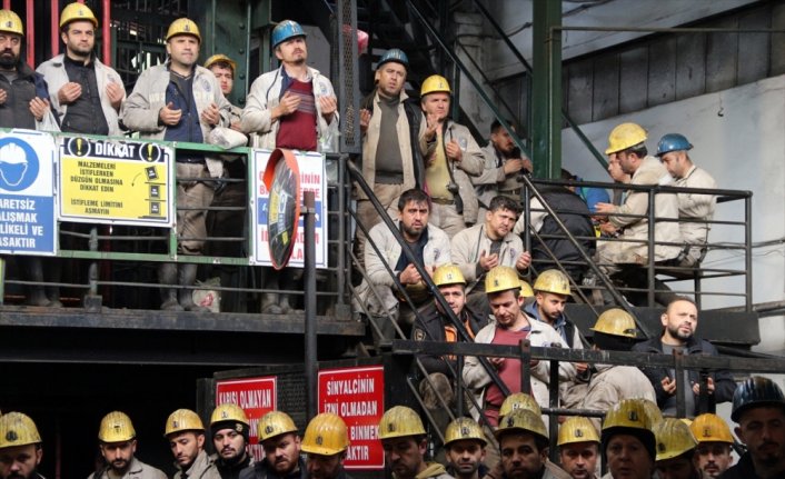 Zonguldak'ta madenciler patlamada hayatını kaybeden işçiler için dua etti