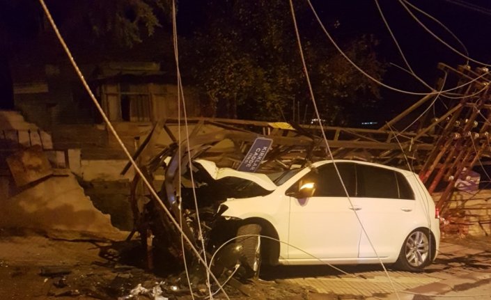 Amasya'da elektrik direğine çarpan otomobilin alkollü sürücüsü yaralandı