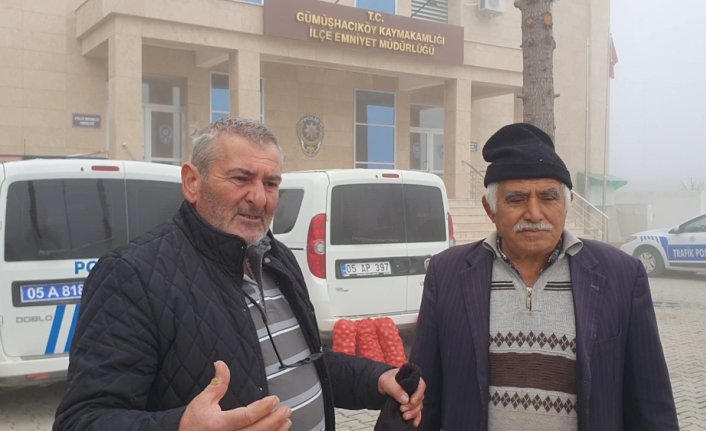 Amasya'da yol kenarındaki tezgahlardan 46 çuval soğan çalan zanlı yakalandı
