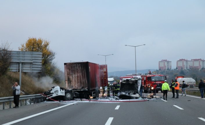 Anadolu Otoyolu'nda 2 tırın karıştığı kaza ulaşımı aksattı