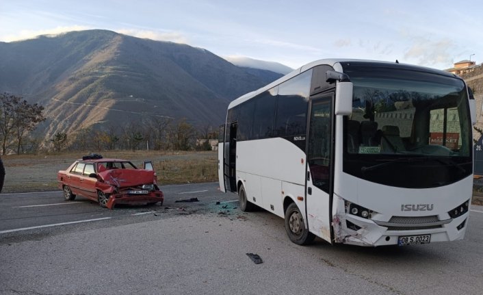 Artvin'de otomobil ile otobüsün çarpıştığı kazada 3 kişi yaralandı