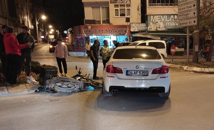 Bafra'da otomobil ve motosikletin çarpıştığı kazada 1 kişi yaralandı