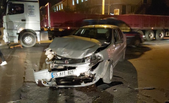 Bafra'da otomobille çarpışan hafif ticari araç sürücüsü yaralandı