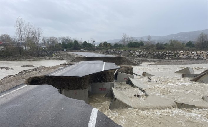 Bartın'da sağanak nedeniyle servis yolunun bir bölümü yıkıldı