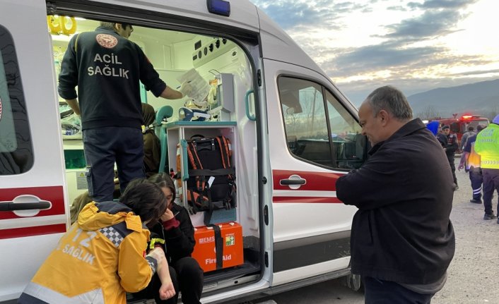 Bartın'da yolcu otobüsünün devrilmesi sonucu 39 kişi yaralandı