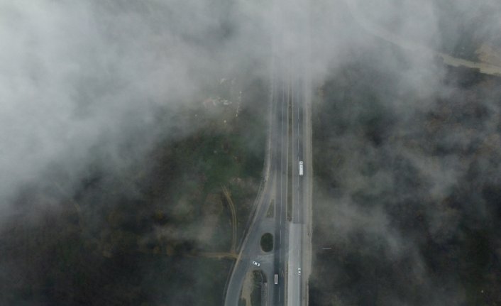 Batı Karadeniz bağlantı yolunda dağların yamaçları sisle kaplandı