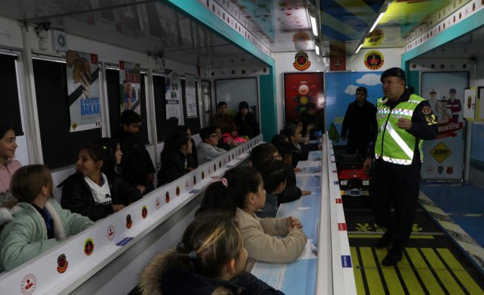 Bayburt'ta öğrencilere “Mobil Trafik Eğitim Tırı“nda eğitim verildi