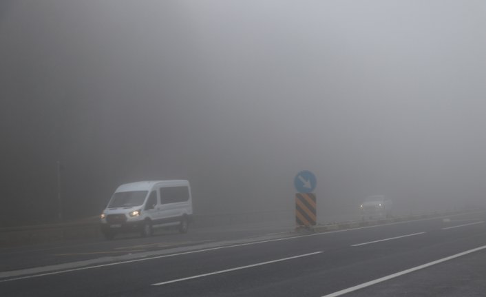 Bolu Dağı'nda sis nedeniyle görüş mesafesi azaldı