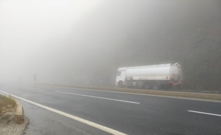 Bolu Dağı'nda sis ve sağanak etkili oluyor