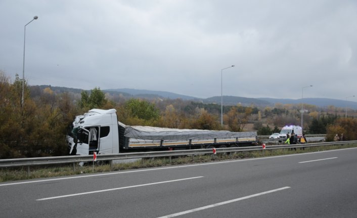 Bolu'da ağaca çarpan tırın sürücüsü kazayı yara almadan atlattı