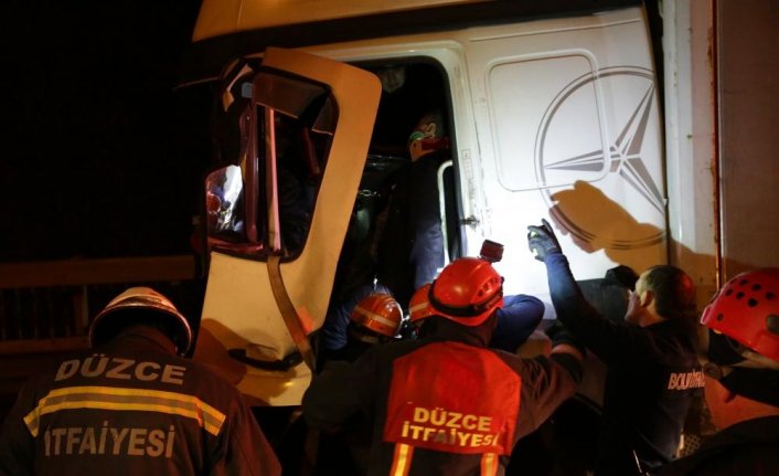 Bolu'da tıra çarpan kamyonun sürücüsü sıkıştığı araçtan 1 saatte çıkartıldı