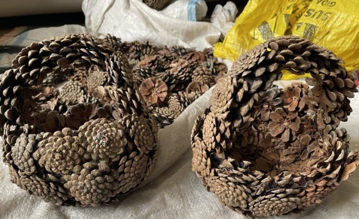 Çam kozalaklarını 15 yıldır hediyelik sepete dönüştürüyor