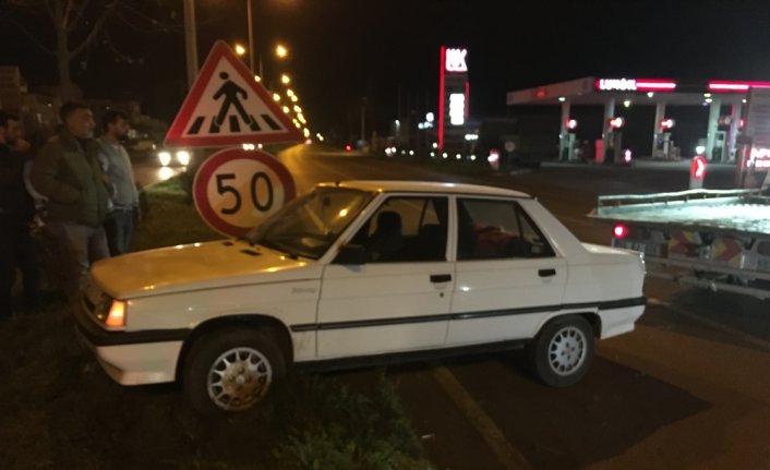 Çarşamba'da refüjdeki işaret levhasına çarpan otomobilin sürücüsü yaralandı