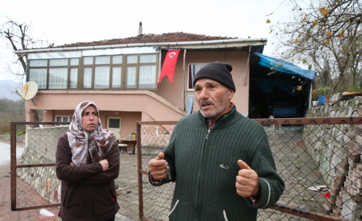 Çocuklarını büyüttükleri evin yıkılacak olmasının üzüntüsünü yaşıyorlar