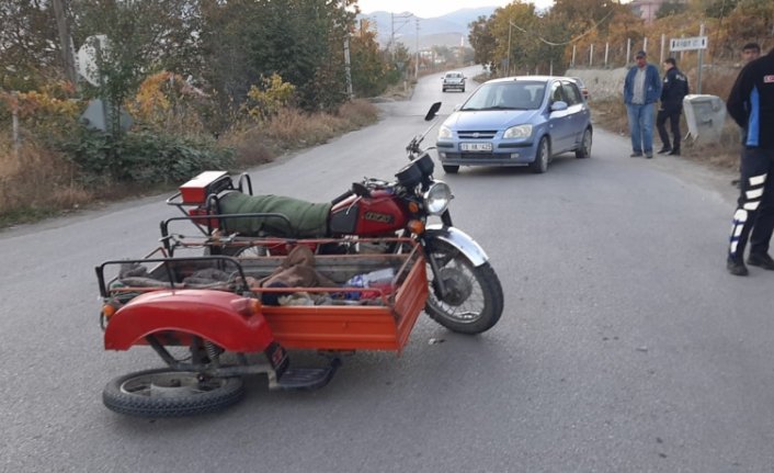 Çorum'da çarpışan motosiklet ve otomobilde hasar oluştu