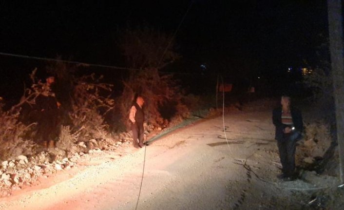 Çorum’da elektrik direğine çarpan sürücü aracını bırakarak kaçtı