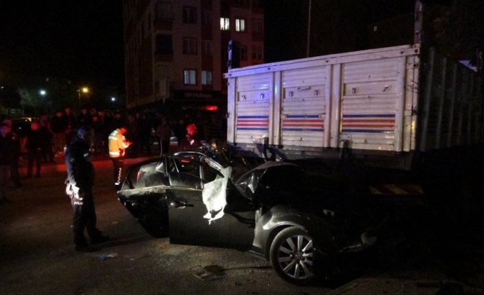 Çorum’da otomobilin park halindeki kamyona çarpması sonucu 2 kişi yaralandı