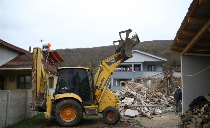 Depremde evi hasar gören 81 yaşındaki kadın yaşadıklarını anlattı