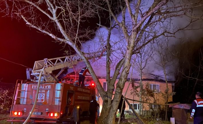 Düzce'de çıkan yangında 2 katlı ev kullanılamaz hale geldi