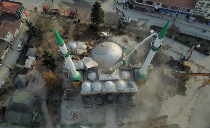 Düzce'de depremde ağır hasar gören cami yıkıldı