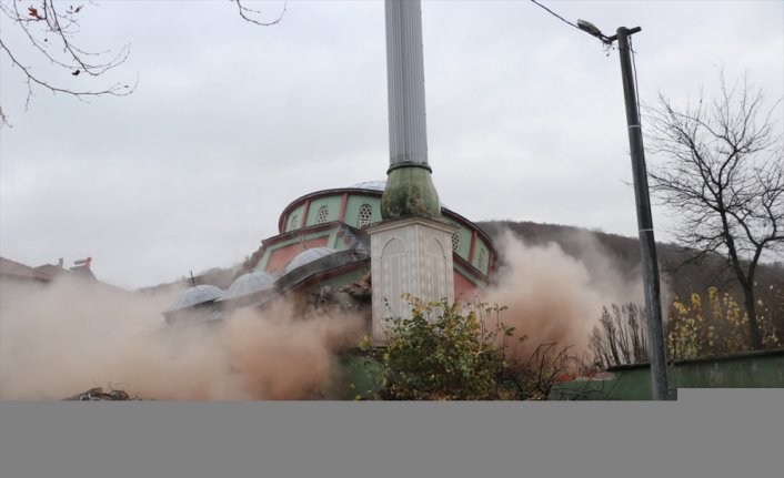 Düzce'de depremde hasar gören Sarıdere Köyü Camisi yıkılıyor