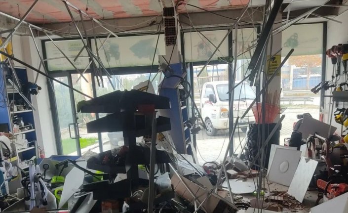 Düzce'de depremden etkilenen esnafın dükkanlarını düzenleme çalışmaları sürüyor