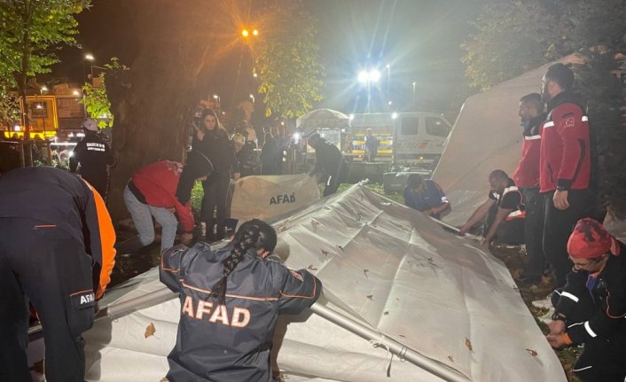 Düzce'de depremzedelerin konaklaması için park alanlarına 200 çadır kuruluyor