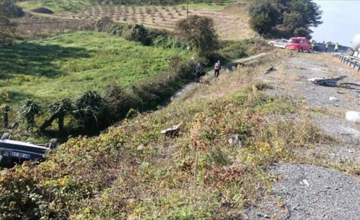 Düzce'de şarampole devrilen otomobildeki 3 kişi ağır yaralandı