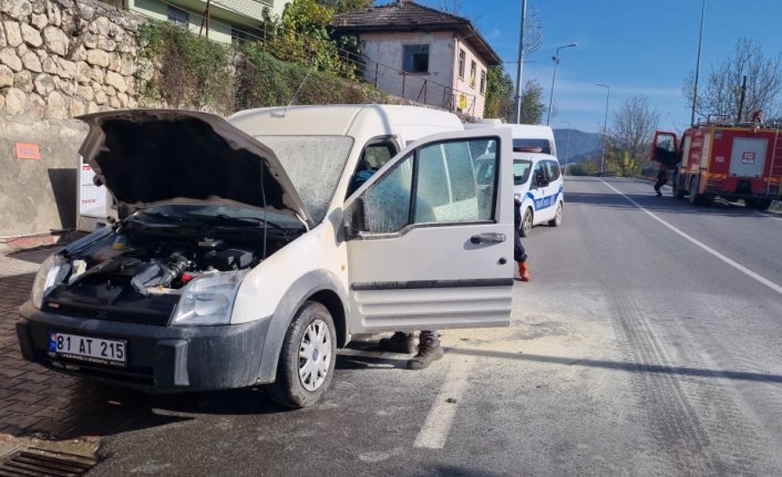 Düzce'de seyir halindeki panelvanda çıkan yangın söndürüldü
