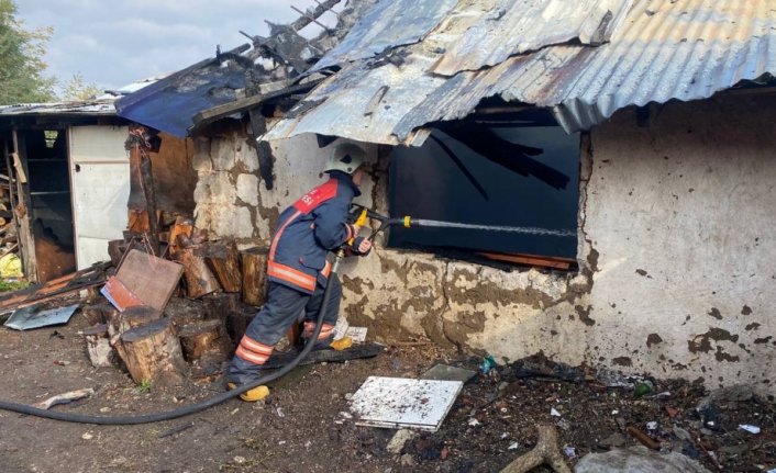 Düzce'de tek katlı ev ve samanlık yandı