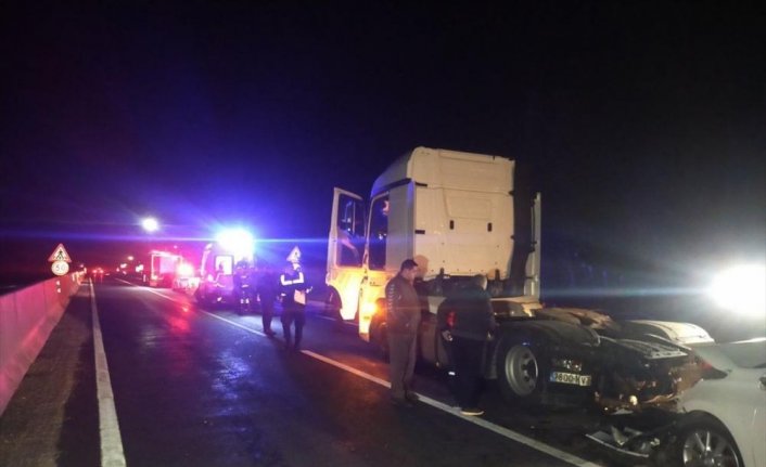 Düzce'de tıra çarpan otomobilin sürücüsü ağır yaralandı