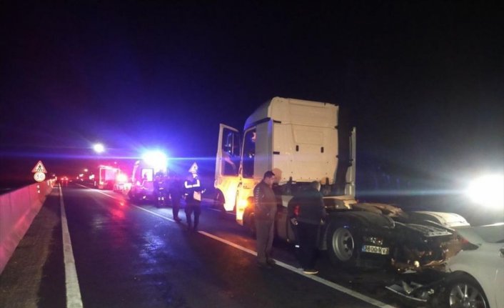 Düzce'de tıra çarpan otomobilin sürücüsü ağır yaralandı