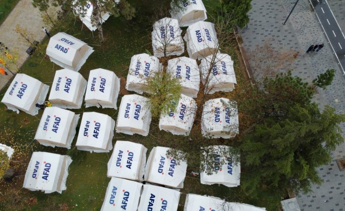 Düzce'de vatandaşların çadır kentlerde konaklaması sürüyor
