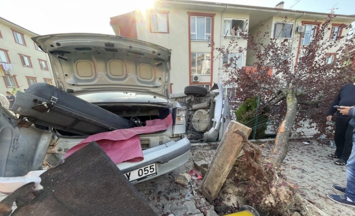 Düzce'de virajı alamayan otomobil park halindeki 5 araca çarparak durabildi