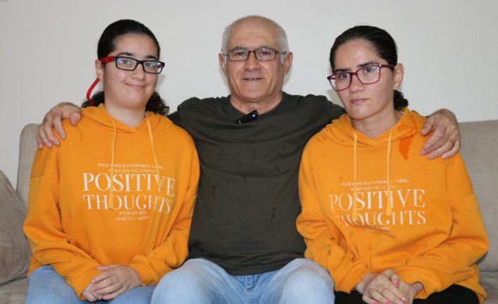 Engelli iki kızına hem annelik hem babalık yapıyor