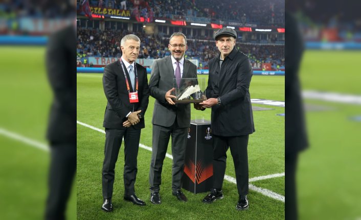 Gençlik ve Spor Bakanı Kasapoğlu, Abdullah Avcı'ya plaket verdi