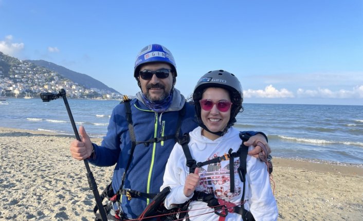 Görme engelli Zeynep öğretmenin yamaç paraşütü hayali gerçeğe dönüştürüldü