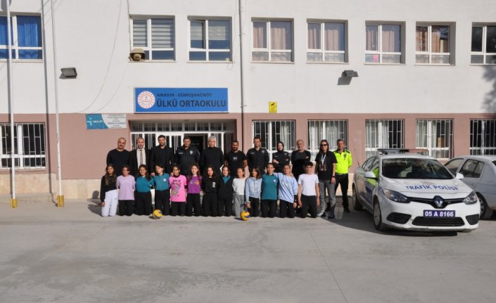 Gümüşhacıköy'de öğrenciler ile polisler voleybol maçı yaptı