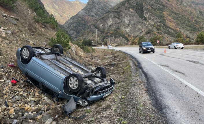 Karabük'te devrilen otomobildeki sürücü, eşi ve çocuğu yaralandı