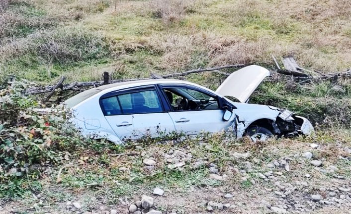 Karabük'te şarampole devrilen otomobildeki 2 kişi yaralandı