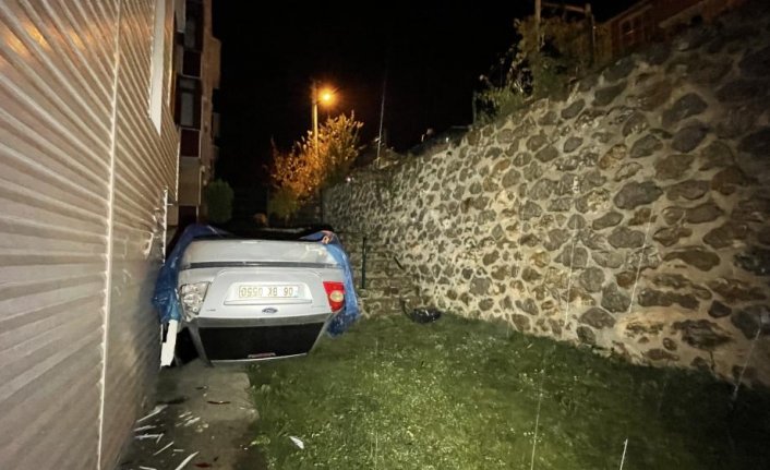 Karabük'te sitenin bahçesine düşen otomobildeki anne ve 2 çocuğu yaralandı