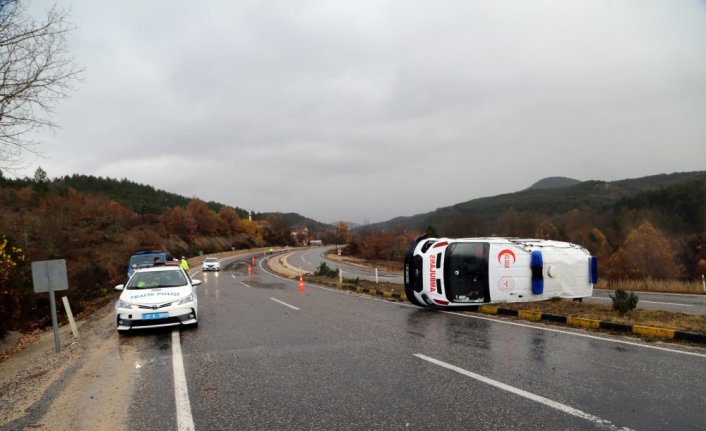 Kastamonu'da devrilen ambulanstaki 3 sağlık personeli yaralandı