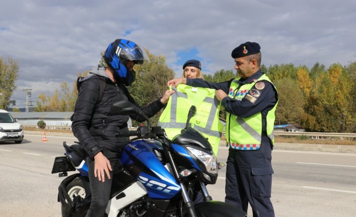 Kastamonu'da jandarma motosiklet sürücülerine reflektif yelek dağıttı