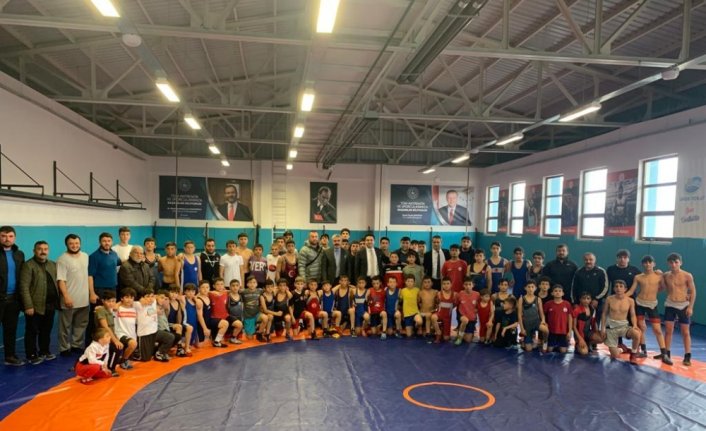 Kaymakam Seyhan'dan antrenman yapan minik güreşçilere ziyaret