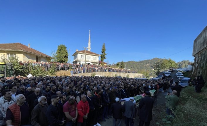Kocaeli'deki kazada hayatını kaybeden çift ile oğullarının cenazeleri defnedildi