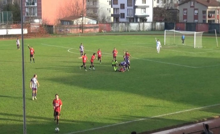 Maçta dili boğazına kaçan futbolcu, hakemin müdahalesiyle kurtuldu